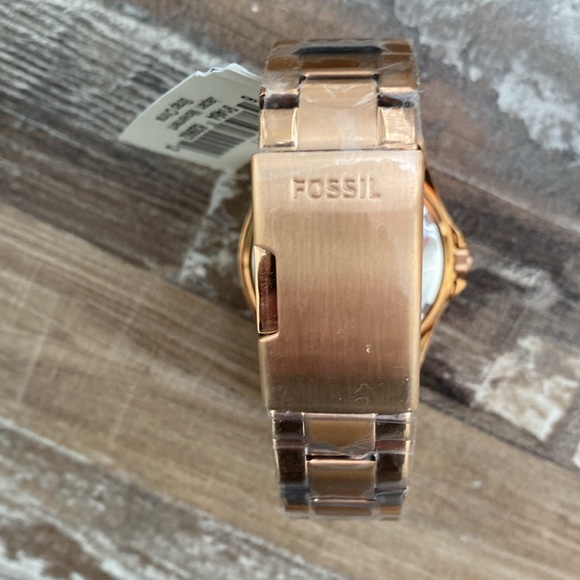Rose Gold Women’s Fossil Watch w/box  - With Tag - Needs New Battery - Picture 4 of 6